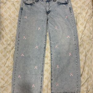 Straight-Leg Light Wash Jeans with Pink Bow Embroidery